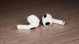   AirPods 3 ξαπλωμένα στο τραπέζι εκτός θήκης φόρτισης