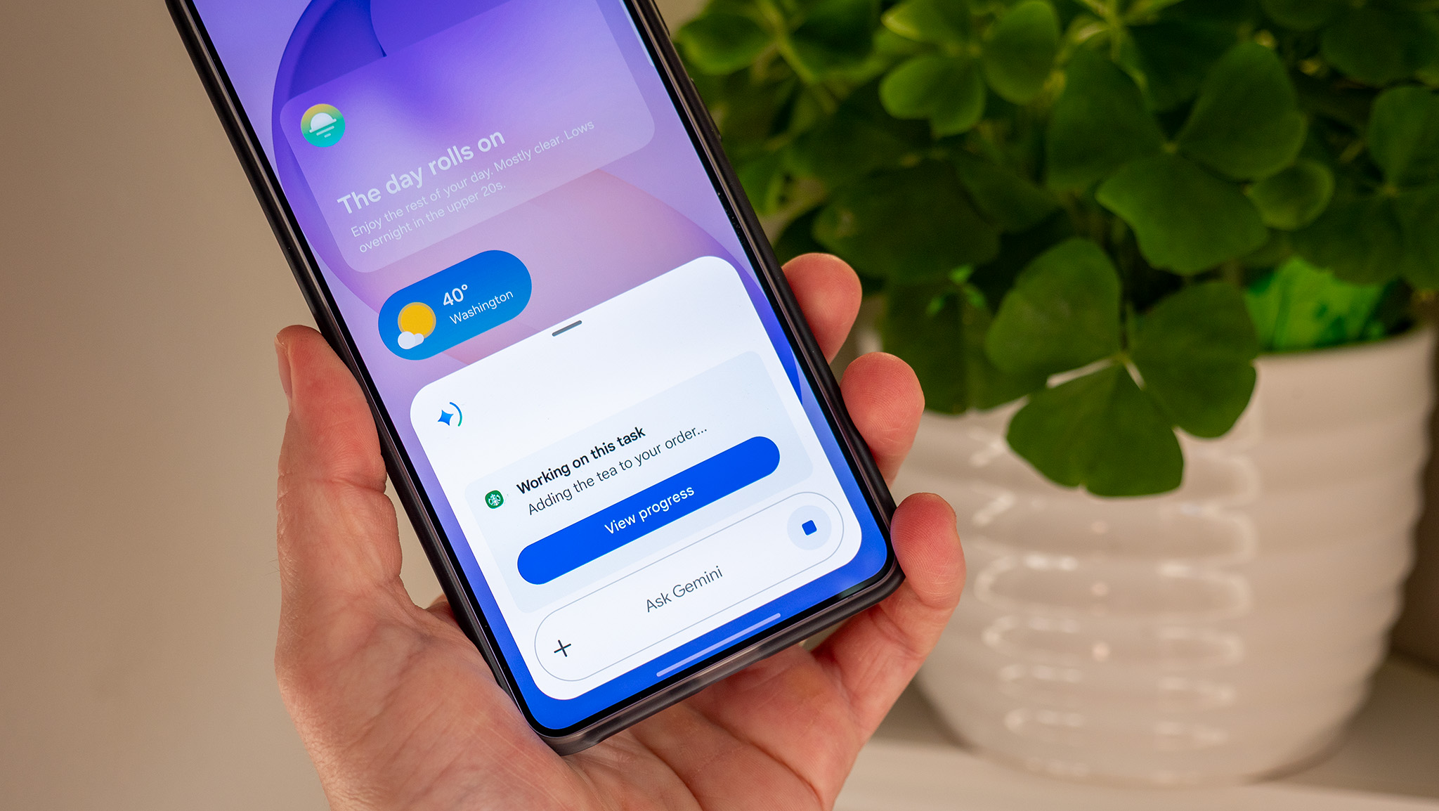 Asking Gemini to order a tea from Starbucks for me on the Samsung Galaxy S26 Ultra