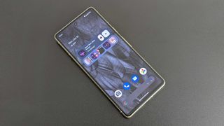 The Pixel 7 display and home screen
