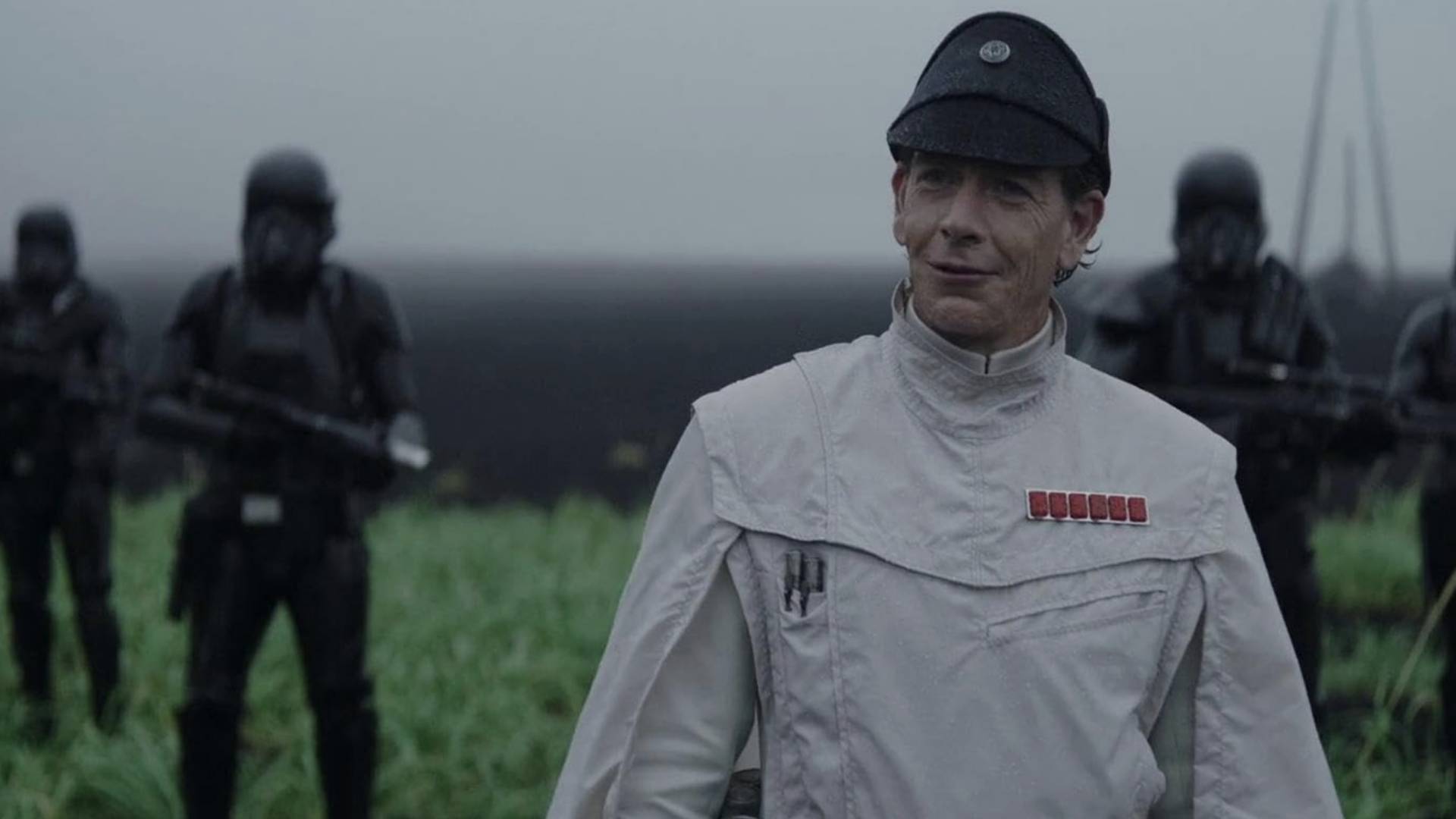 Ben Mendelsohn de Rogue One se burla de su llegada a Andor al estilo Krennic perfecto: "Creo que es un poco discordante"