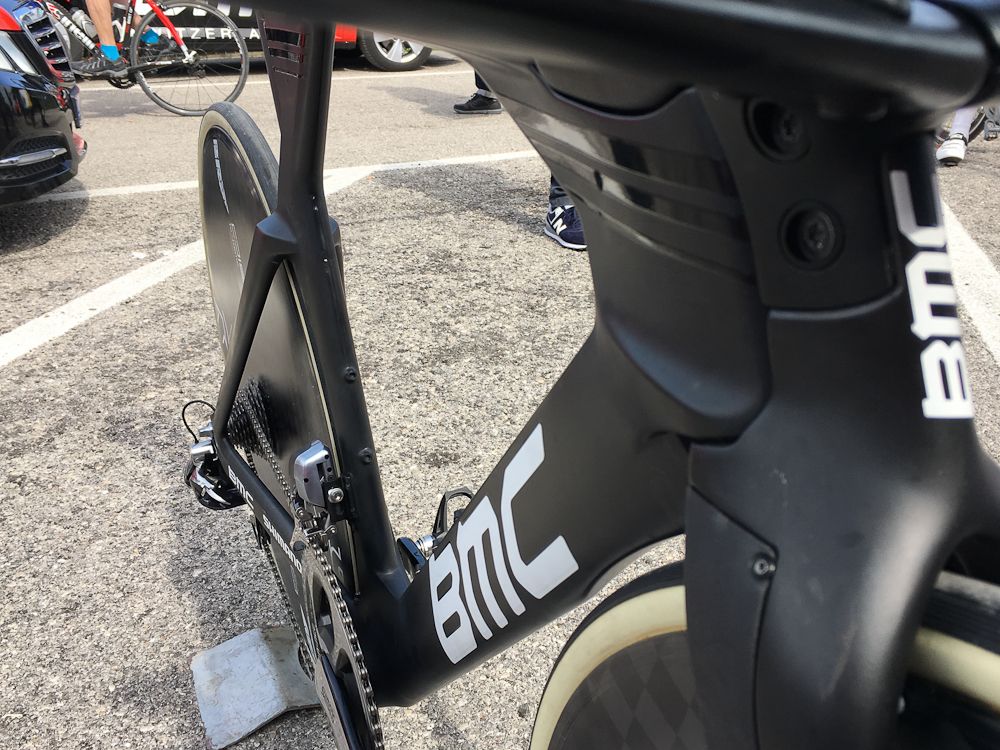 The headtube includes fully integrated fork, stem and brakes