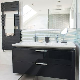 en suite bathroom with twin basin