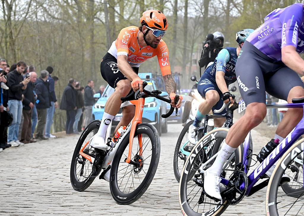 A broken wheel and a broken handlebar: Filippo Ganna fights back hard from double trouble at Dwars door Vlaanderen