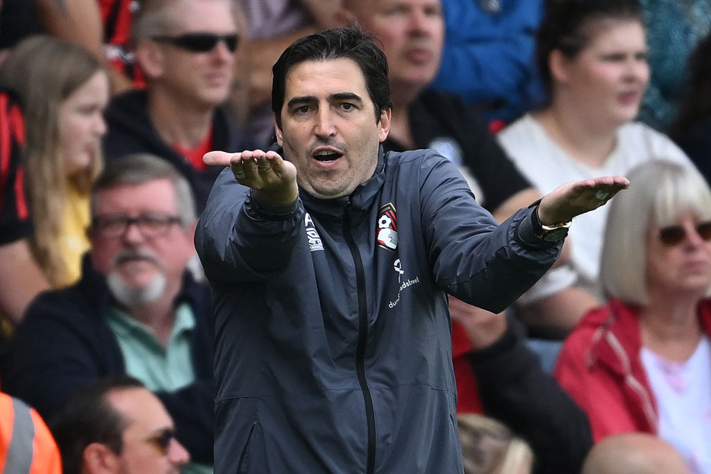 Bournemouth-Manager Andoni Iraola zeigt während des Spiels gegen Tottenham Hotspur eine Geste