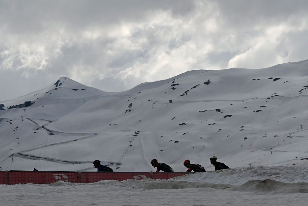 LIVIGNO MOTTOLINO ITALY MAY 19 A general view of the peloton climbing the snowy Mottolino 2387m during the 107th Giro dItalia 2024 Stage 15 a 222km stage from Manerba del Garda to Livigno Mottolino 2387m UCIWT on May 19 2024 in Livigno Mottolino Italy Photo by Tim de WaeleGetty Images