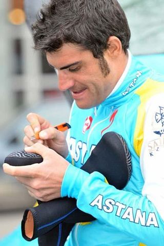 Oscar Pereiro makes a last-minute adjustment to his cold weather gear.