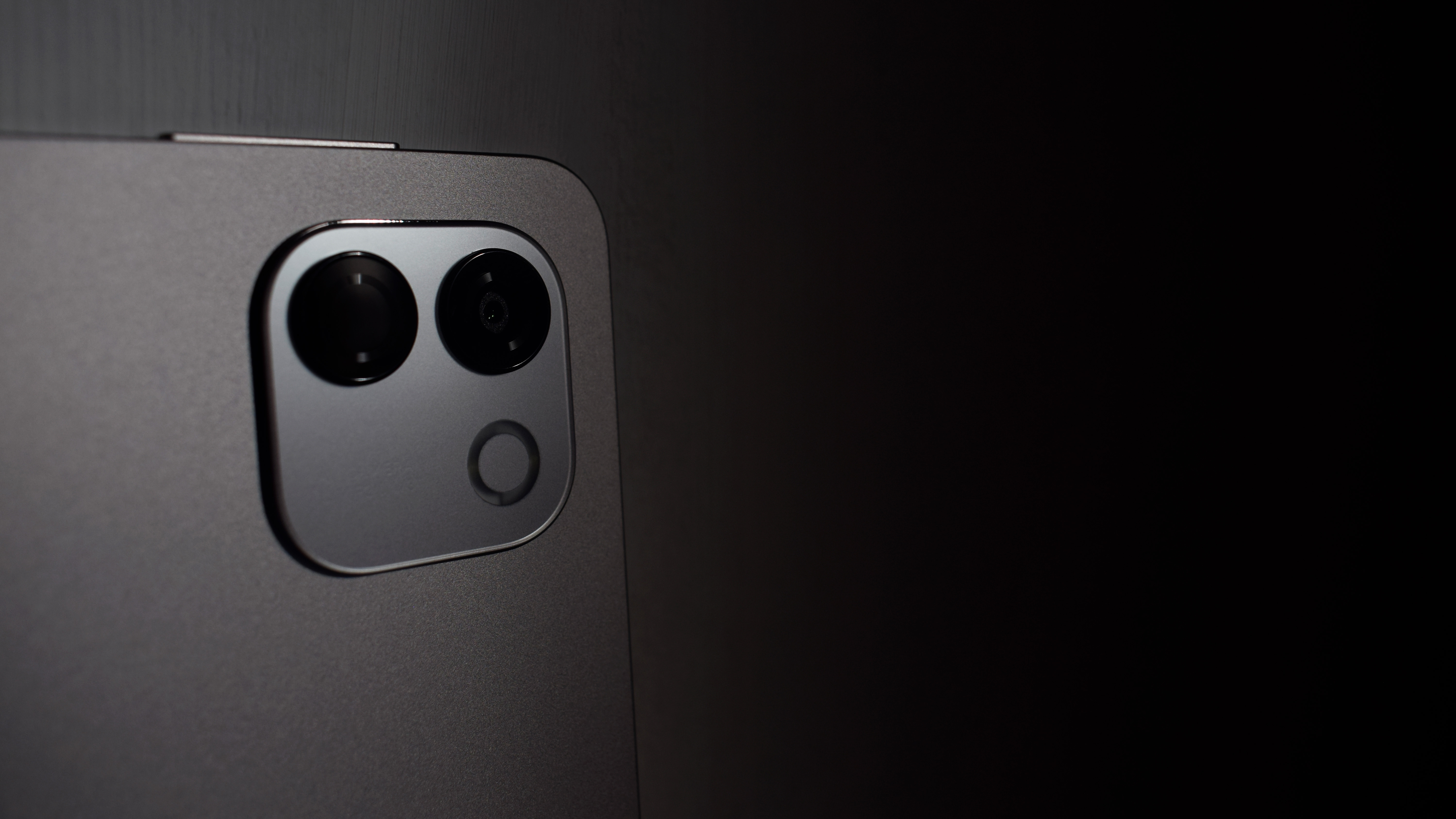 The Honor MagicPad 4 on a desk