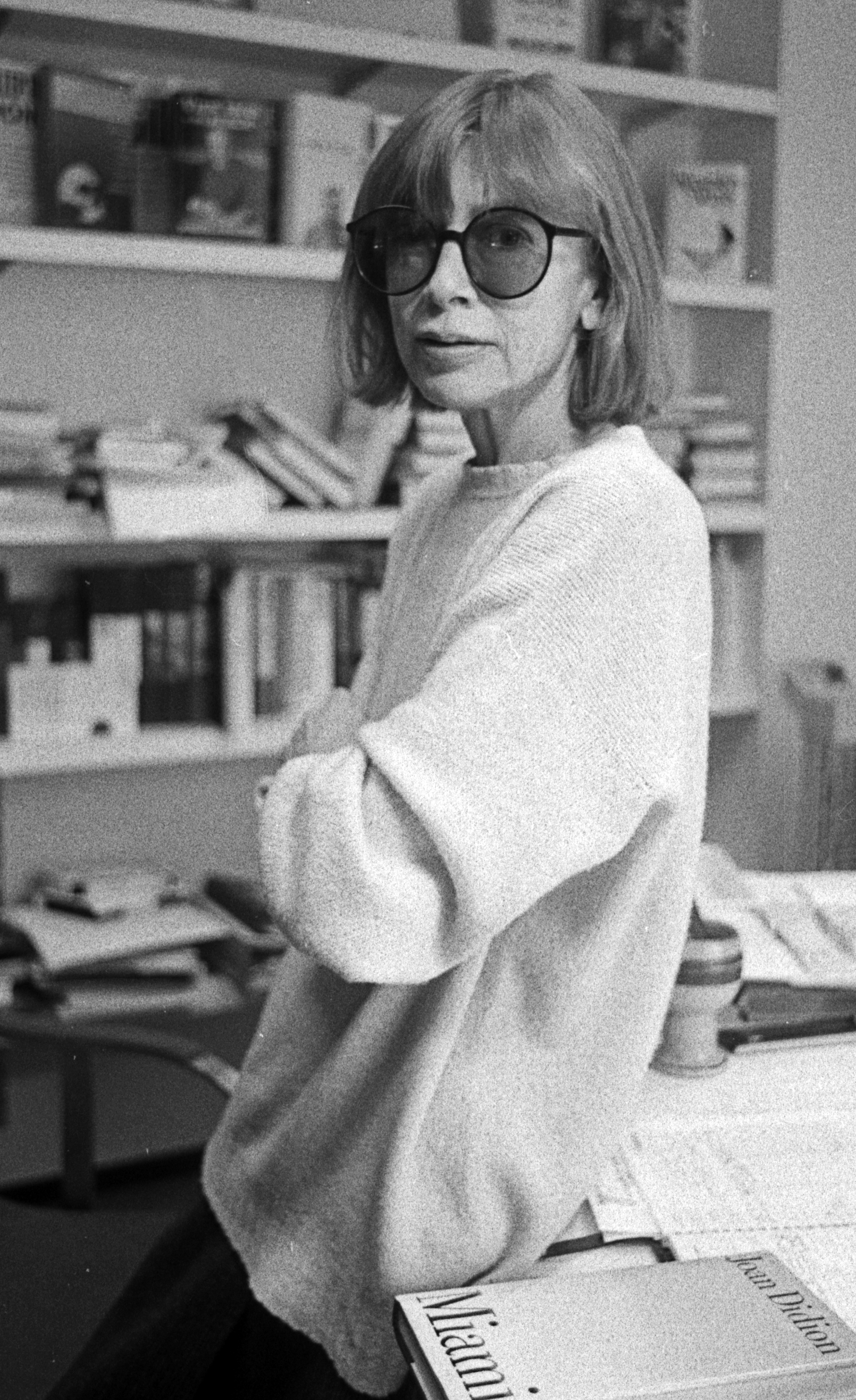 An image of Joan Didion, writer of the infamous travel list, at home in 1987.