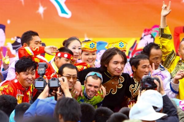 Luka Mezgec with the local fans in Chaqia