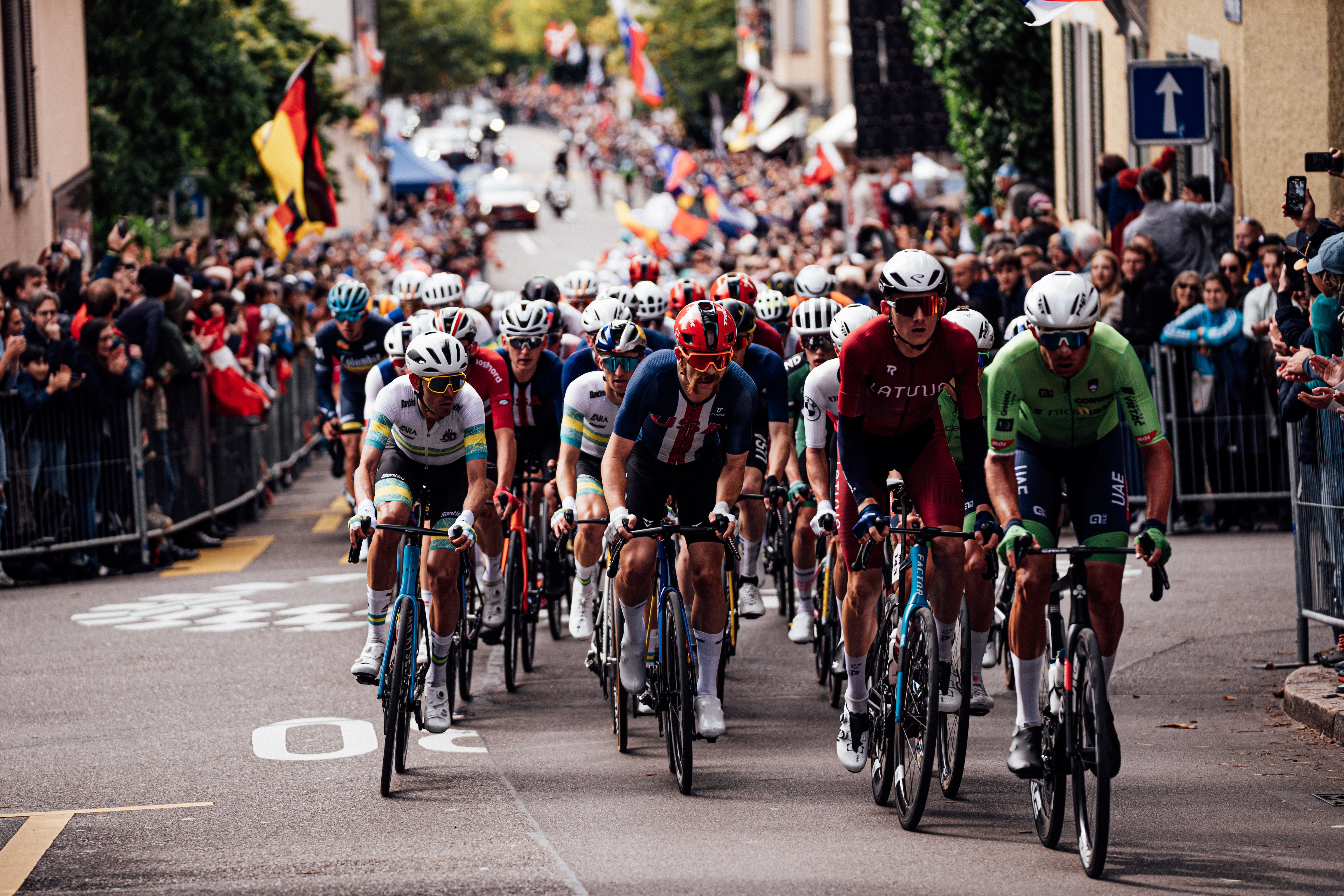 The peloton in the elite men&#039;s road race at the World Championships 2024