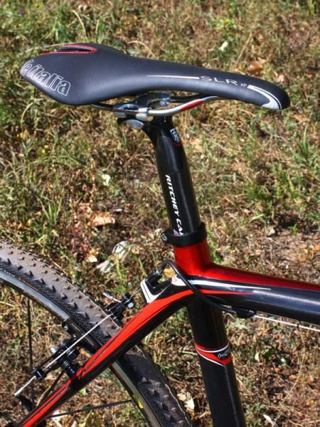 The Addict CX uses a conventional telescoping seatpost in contrast to the RC's integrated unit but otherwise the frames are identical - and identically fast