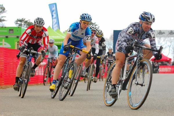 Laura Van Gilder gets the holeshot