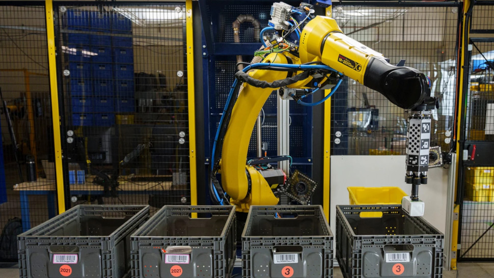 Amazon memperkenalkan robot gudang terbarunya