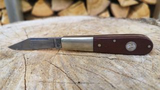 Böker Barlow O1 camping knife on log