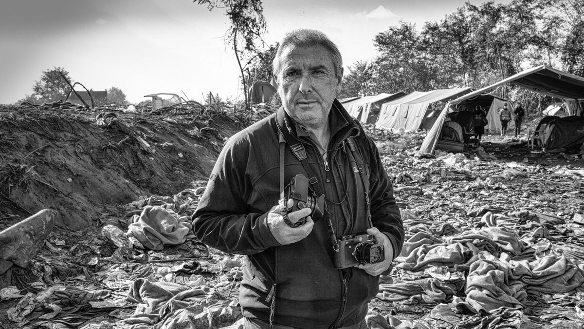 Tom Stoddart with his cameras in Serbia, 2015