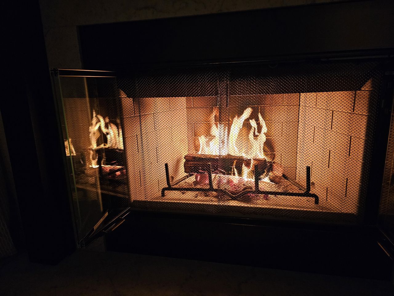 Samsung Galaxy S23 Ultra photo of fireplace