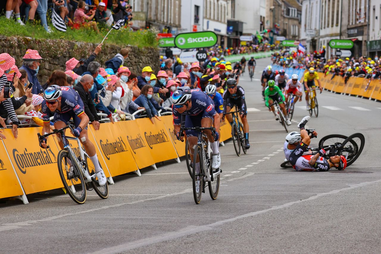 Meuleneir - motordriver Kenny Verfaillie / Photonews
Tour de France 2021 - 108th Edition - 3rd stage Lorient - Pontivy 182,9 km - 28/06/2021 - Crash - Peter Sagan (SVK - Bora - Hansgrohe) - Caleb Ewan (AUS - Lotto Soudal) - photo Kei Tsuji/BettiniPhoto&Acirc;&copy;2021