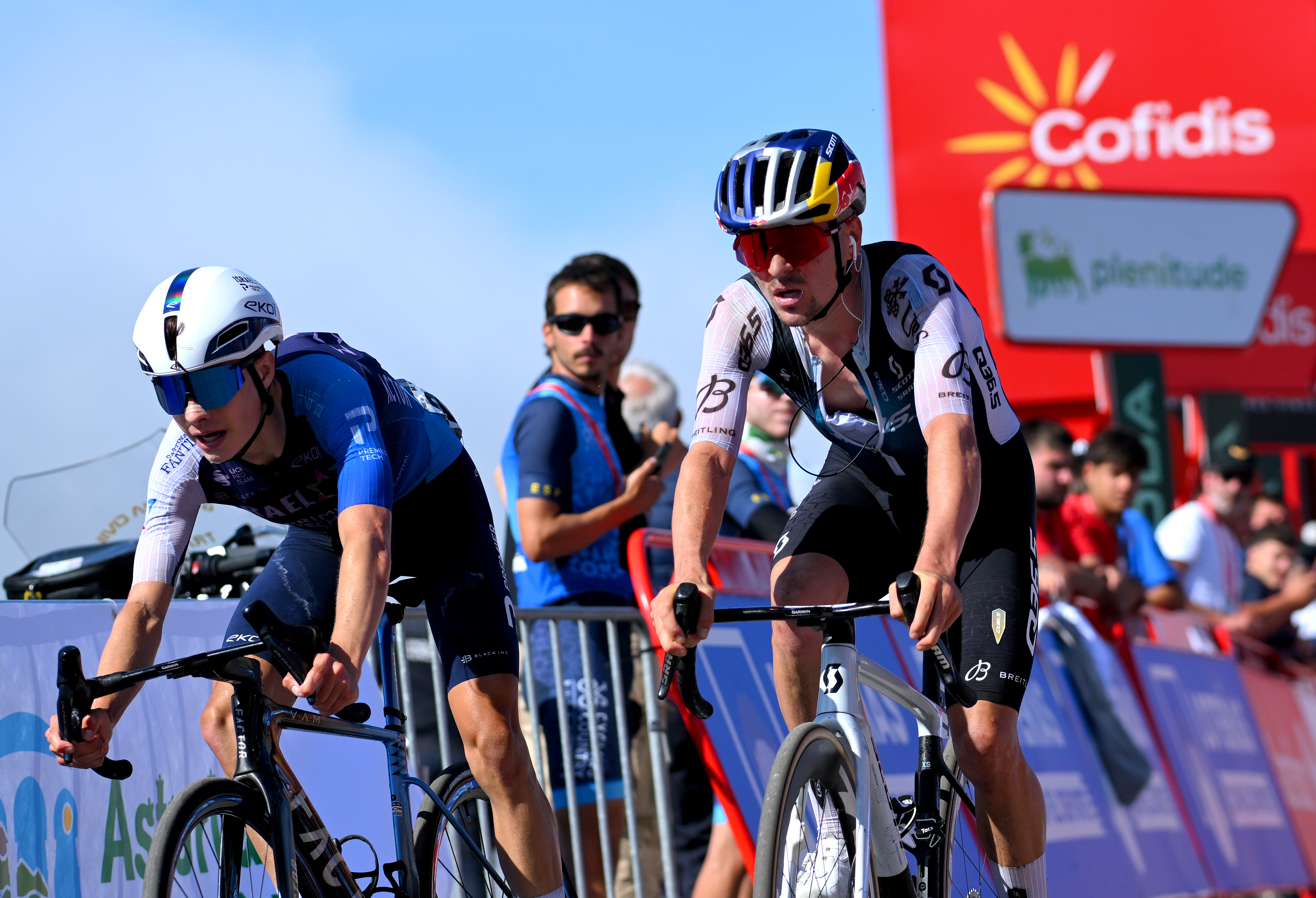 Tom Pidcock finishes stage 12 of the Vuelta a España next to Matthew Riccitello