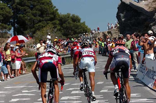 One of the many groups which formed on the final climb