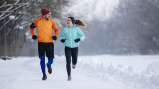 一个男人和一个女人一起在雪地里奔跑