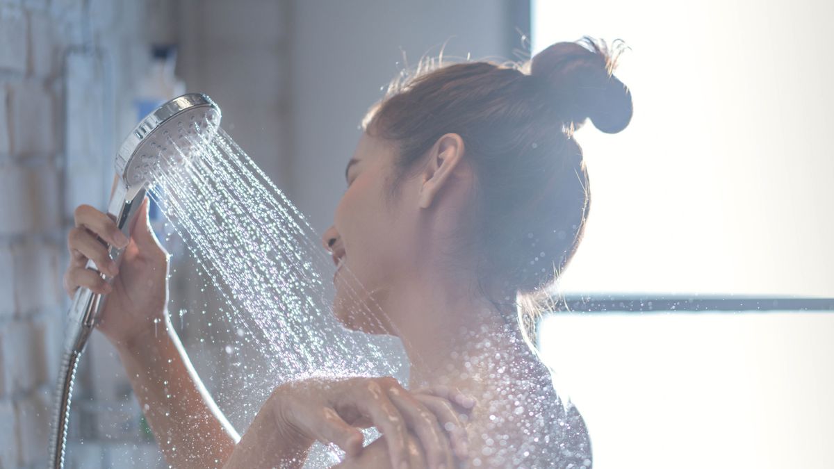 Should you shower in the morning or at night? Here’s what the experts