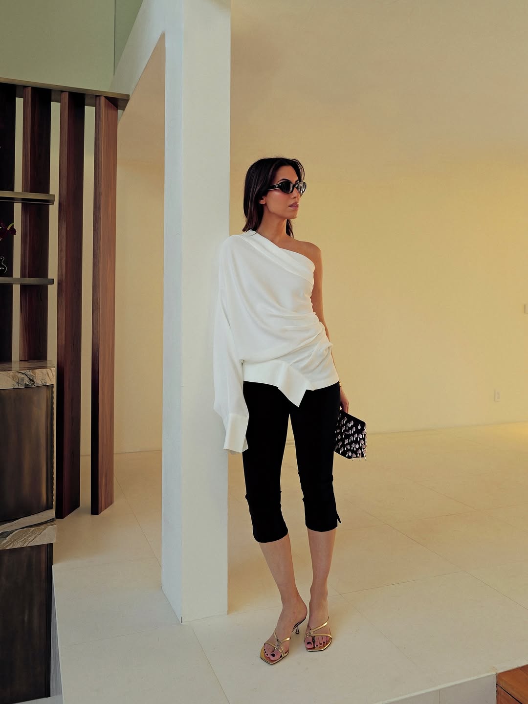 woman wearing black capri pants outfits 2025