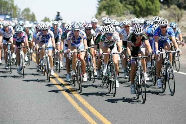 The women&rsquo;s peloton stays bunched up until nearly 10 kilometres to go.