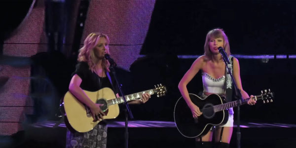 Watch The One Where Lisa Kudrow And Taylor Swift Sing 'Smelly Cat ...