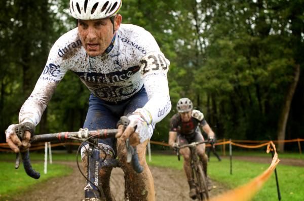 Richard Feldman leads Shannon Skerrit in the 2nd to last lap.