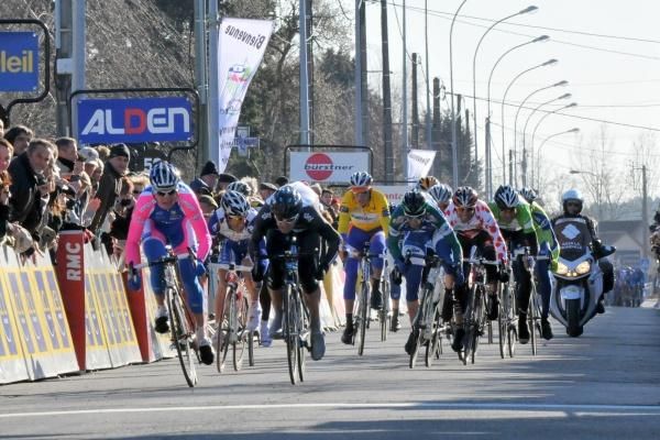 Henderson wins but Lars Boom is tucked safely in the lead group and kept yellow