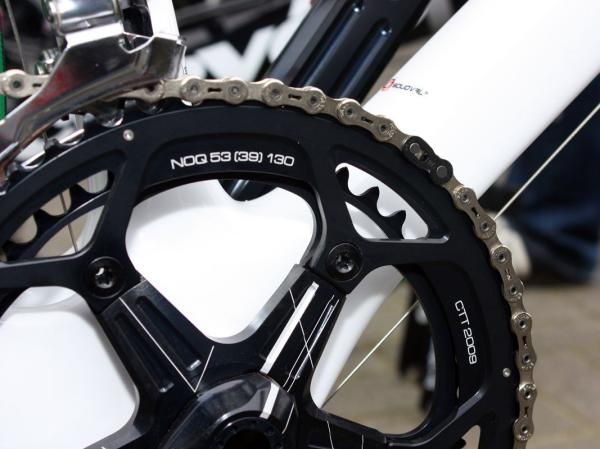 Hushovd is running round rings instead of Rotor's elliptical Q-Rings but the etching style suggests that Rotor makes these as well.