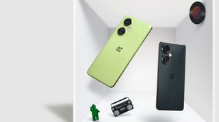 OnePlus Nord CE 3 Lite kahdessa värissä vaalealla taustalla