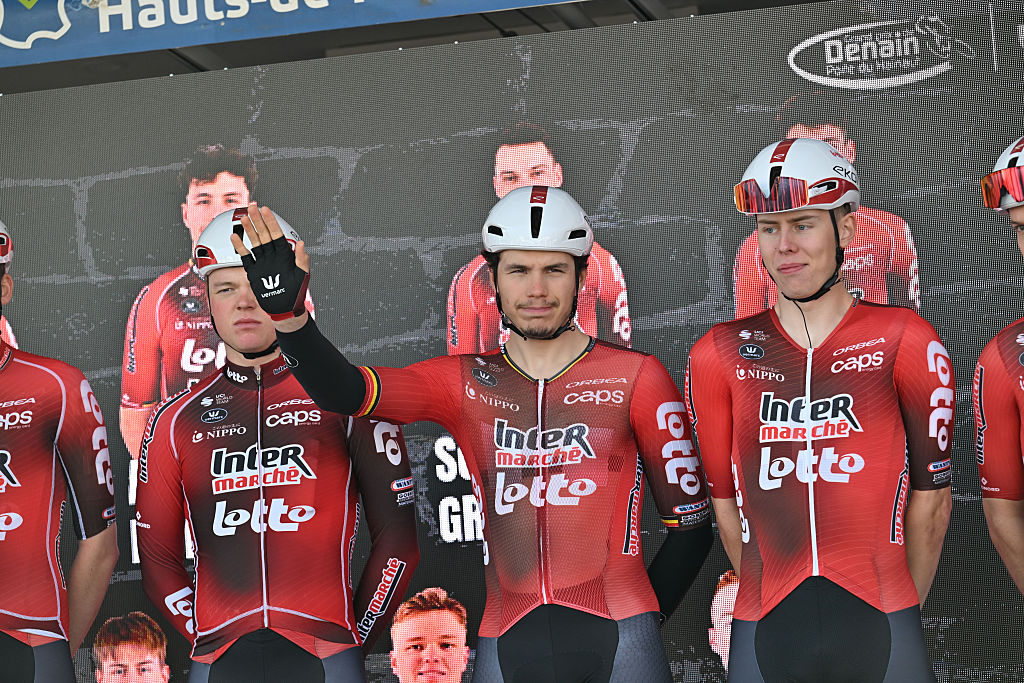 Arnaud De Lie saluda a los aficionados desde el podio del GP de Denain