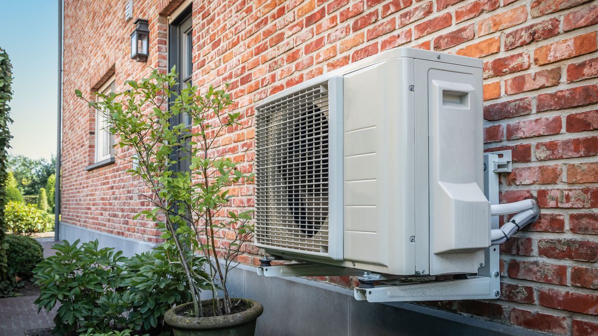 Air to air heat pump for cooling or heating the home