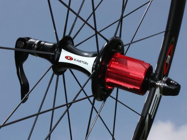 Straight-pull spokes anchor into the alloy rear hub shell with a radial/cross pattern