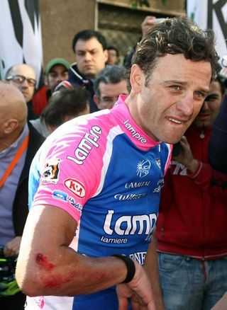 Alessandro Petacchi (Lampre-Farnese Vini) is up on his feet and will be taken to the hospital for an exam.