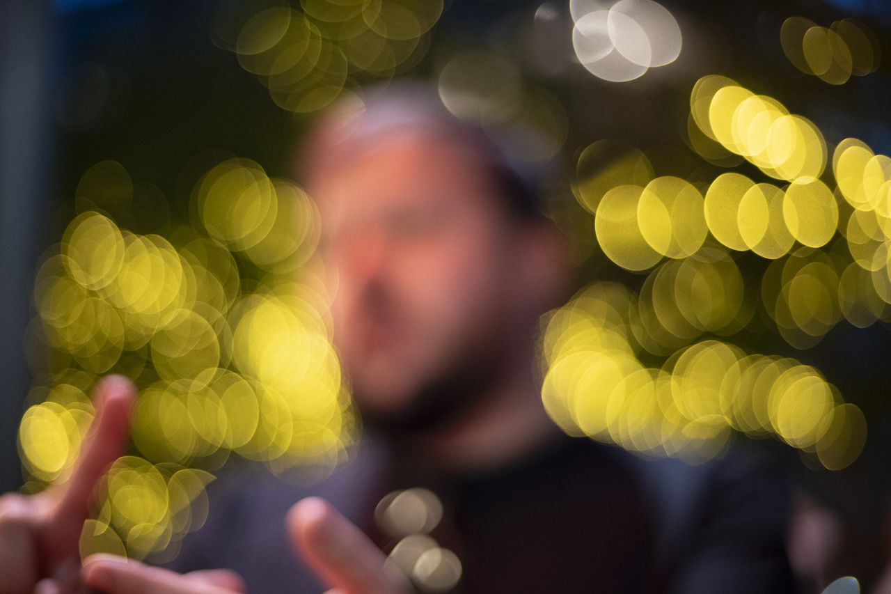 Portrait with pronounced bokeh, taken with the Nikon Z fc and Voigtlander D35mm f/1.2 Nokton lens
