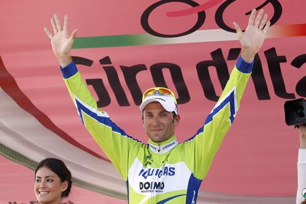 Ivan Basso salutes the crowd