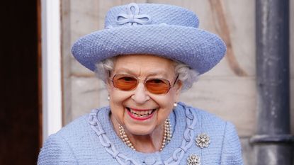 Queen's relaxing getaway - Queen Elizabeth II attending the Queen's Body Guard for Scotland (also known as the Royal Company of Archers) Reddendo Parade in the gardens of the Palace of Holyroodhouse, Edinburgh, Scotland on June 30, 2022. 