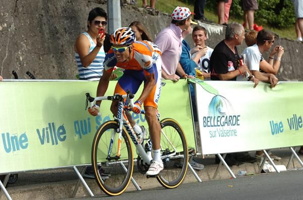 Luis Leon Sanchez (Rabobank) goes after Voeckler in the finale of stage 10