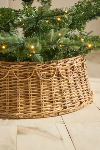 Scalloped Rattan Basket Tree Skirt