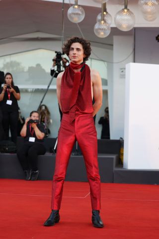 Timothee Chalamet trägt bei den Filmfestspielen von Venedig ein rückenfreies Hemd