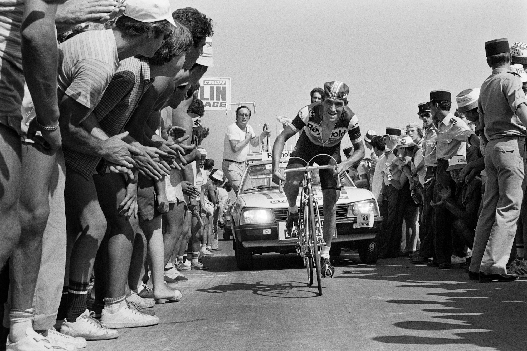 Spanish cyclist Angel Arroyo rides during the 15th stage of the Tour de France cycling race between Clermont-Ferrand and Puy-De-Dome on July 16, 1983. (Photo by AFP) (Photo by -/AFP via Getty Images)