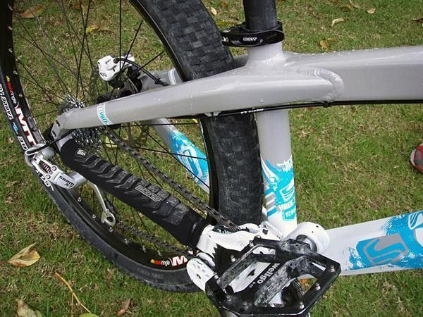 Ultra-burly seat stays flow right into the top tube.