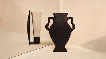 Kelly Wearstler x H&M Home CURVA vase pictured in a neutral interior