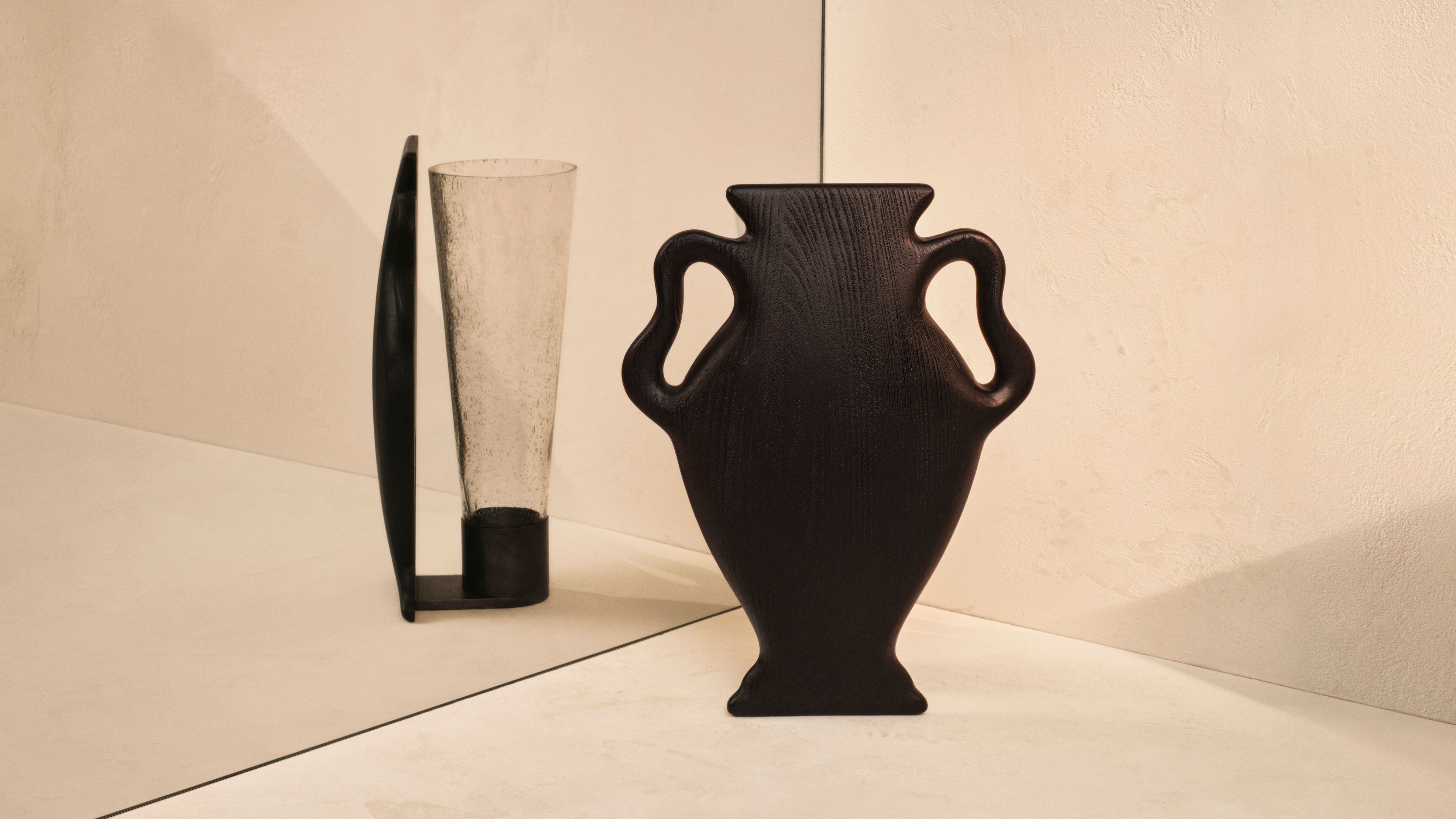 Kelly Wearstler x H&amp;M Home CURVA vase pictured in a neutral interior