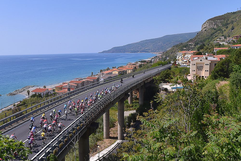 The peloton rides along the coast during the Giro's fourth stage.