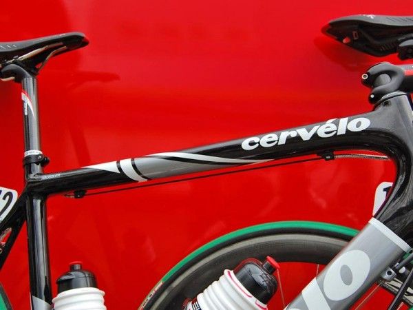 Cerv&eacute;lo have historically fitted Paris-Roubaix bikes with full-length rear brake cable housing but here they've opted for standard stops and sealed Gore cable and housing.