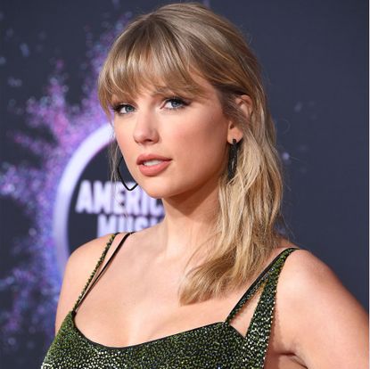 Hair, Face, Hairstyle, Eyebrow, Blond, Chin, Nose, Beauty, Shoulder, Lip,