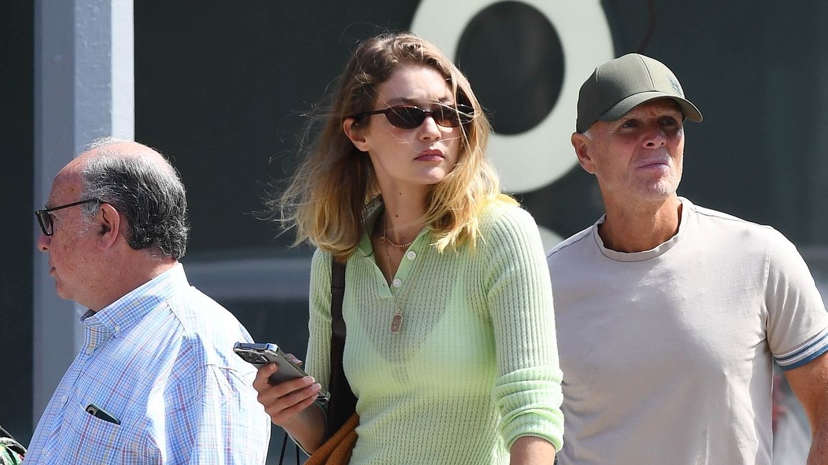 It's Here: The Exact Flat Shoe Trend (and Color) That Makes Casual Fall Pants Look Expensive